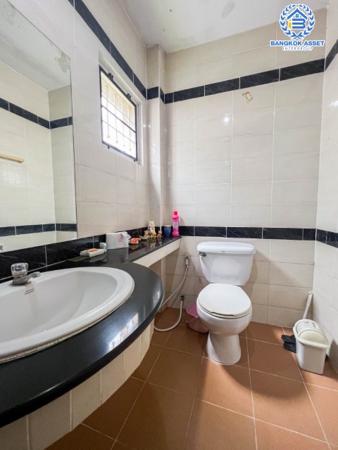 *****บ้านแฝดมือสองนนทบุรี ม.บุรีรมย์ วงแหวนฯ-ปิ่นเกล้า (ซ.วัดพระเงิน) เนื้อที่ 36.3 ตร.ว. ฟังก์ชัน 3 ห้องนอน 2 ห้องน้ำ 1 ที่จอดรถ บ้านต่อเติมครัวแล้ว บนทำเลดี ใกล้เซ็นทรัลเวสต์เกต, รถไฟฟ้าสายสีม่วง "สถานีตลาดบางใหญ่" และทางด่วน "ศรีรัช" ในราคาสุดพิเศษ!